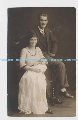 C016776 Männer und Frauen mit Baby