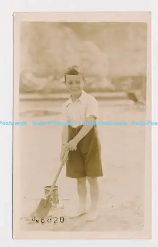 C016797 Junge spielt im Sand. Cliftonville Sands Druckknöpfe