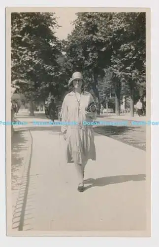 C020432 Eine junge Frau mit Hut geht im Park spazieren. Agfa