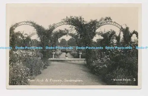 C019727 Sandringham. Rosenbogen und Brunnen. Walter Ralph. 1930
