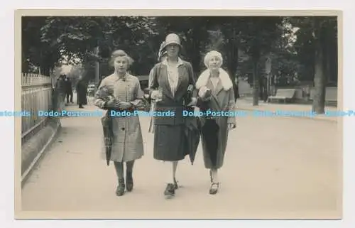 C022093 Drei Frauen laufen im Park. 1929