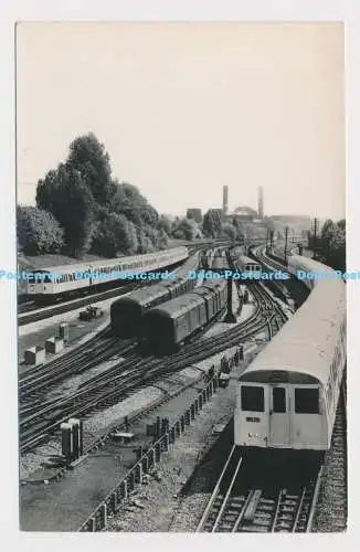 C020017 Röhrenbestand von 1938 und ein Bestand von 1960. Außerhalb der Station Wembley Park. Lo