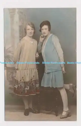 C020068 Zwei junge Frauen in Kleidern. B. F. Postkarte