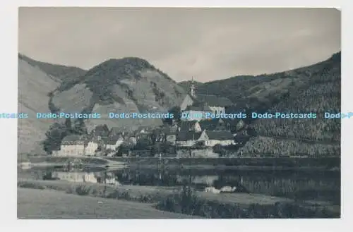 C022257 Blick auf das Dorf. Berg und See