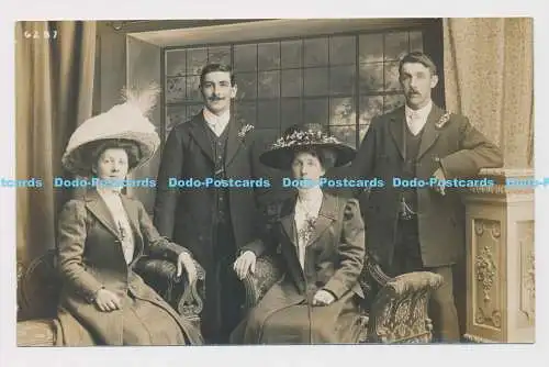 C022290 Zwei Männer in Anzügen und zwei Frauen in Kostümen mit Hüten. H. J. Edwards