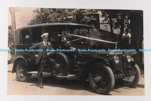 C023110 Der Mann steht am Auto