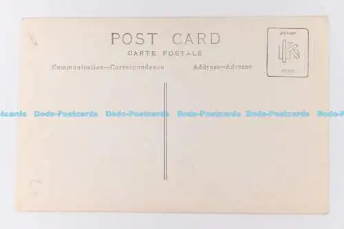 C023110 Der Mann steht am Auto