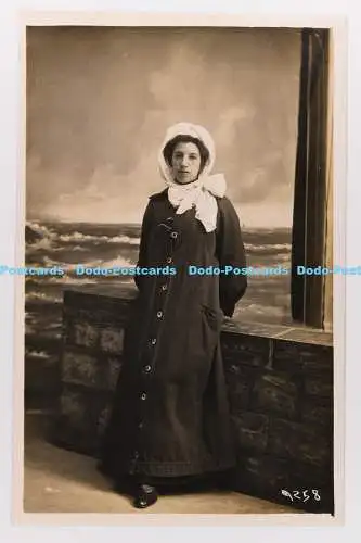 C023314 Eine Frau im langen Mantel. Weston Super Mare. 1912