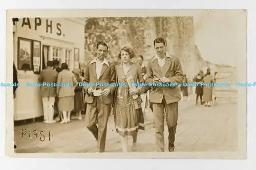 C023343 Zwei Männer in Anzügen und eine Frau gehen die Straße entlang