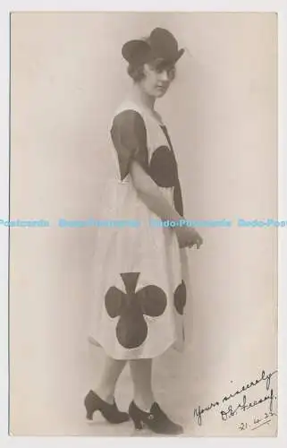 C025027 Frau im Kleid mit Hut. T.I.C. 1922