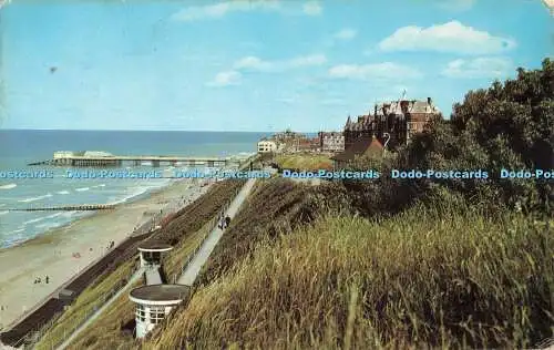 R683791 Cromer. Strand und Pier von den Klippen. 1969