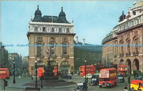 R683461 London. Piccadilly Circus. Valentinstag. Valuxe