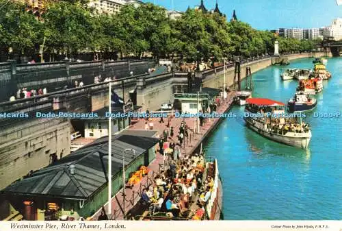 R686234 London. Westminster Pier. Themse. John Hinde