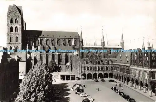 R687254 Lübeck. Marktplatz Mit St. Marien und Rathaus. Vertrieb Durch die Kirche