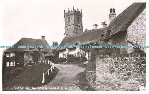 R687595 I.W. Godshill. Alte Hütten und Kirche. Nahe. Echt Foto Postkarten