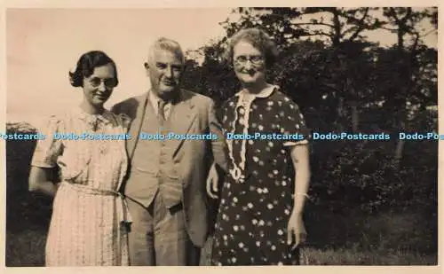 R688413 Zwei Frauen mit Mann. im Garten. L.T.K