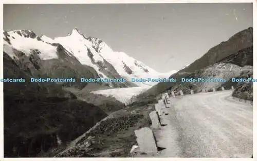 R687987 Blick auf Berg und Straße. Postkarte