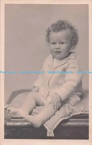 R691477 Kleines Baby sitzt auf dem Stuhl. 1934