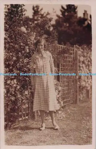 R692361 Herne Bay. Frau im Kostüm steht in einem Garten. Scrivens