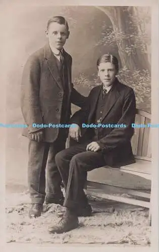 R692431 Zwei junge Jungen in Anzügen. Vermutlich Brüder. Postkarte