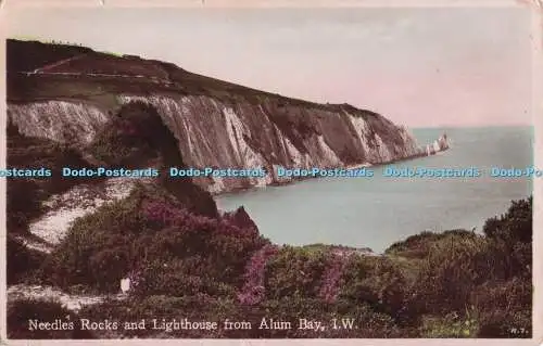 R689415 I. W. Nadeln Felsen und Leuchtturm aus Alaun Bay. Nahe. Echtfoto Postc