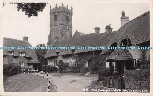 R689524 I.W. Godshill. Alte Hütten und Kirche. Nahe. Echtfoto Postkarte