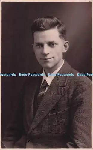 R691828 Junger Mann im Anzug. Portrait. Postkarte