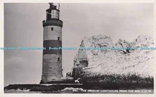 R689680 I. of W. The Needles Lighthouse From The Sea. Nahe. Echtfoto Postkarte