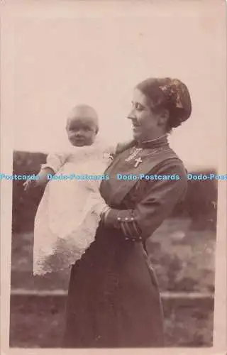 R693105 Frau mit einem kleinen Baby im Arm. Postkarte