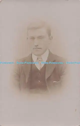 R693106 Junger Mann im Anzug. Portrait. Postkarte