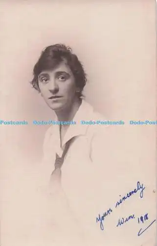 R693239 Junge Frau in Bluse und Krawatte. Portrait. 1918