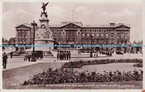 R699583 London. Buckingham Palace und Queen Victoria Statue. RP. 1957