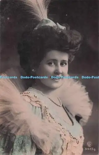 R697645 Frau in einem luxuriösen Kleid mit einer Feder im Haar. 1909