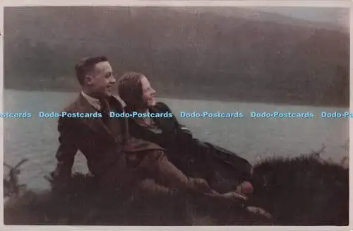 R702692 Mann und Frau am Fluss. Postkarte