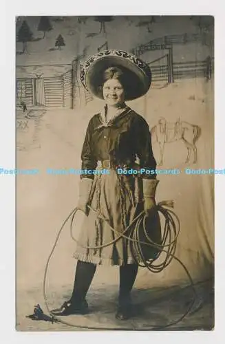 C020290 Ein Mädchen mit einem großen Hut und einem Lasso. Postkarte