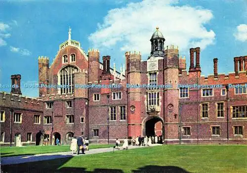 D146377 S. 4. Hampton Court Palace. Middlesex. Anne Boleyns Gateway und Great Ha