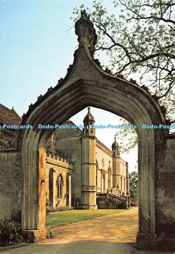 D000257 Lacock Abbey durch gotischen Bogen bei Melksham. Wilts. Jeremy Whitaker.