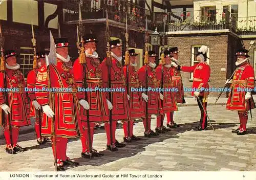 D005521 London. Inspektion von Yeoman Warders und Gaoler im HM Tower of London. C