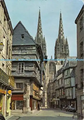 D006170 La Bretagne. Quimper. La rue Kereon et ses vieilles maisons. Jeans