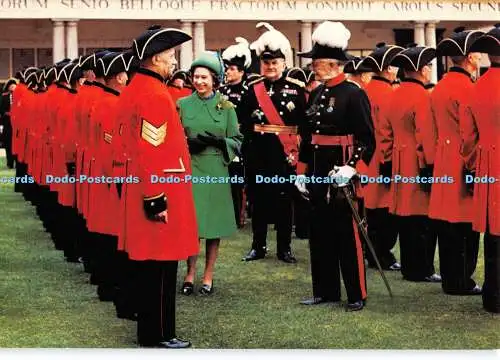 D005030 Royal Hospital. Chelsea. Ihre Majestät Königin Elizabeth II. bei den Gründern