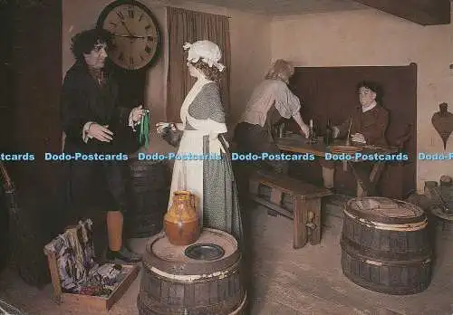 D008154 Der Bastler im neuen Gasthaus. Bucklers Hard. Hampshire. Pitkin Bild. T