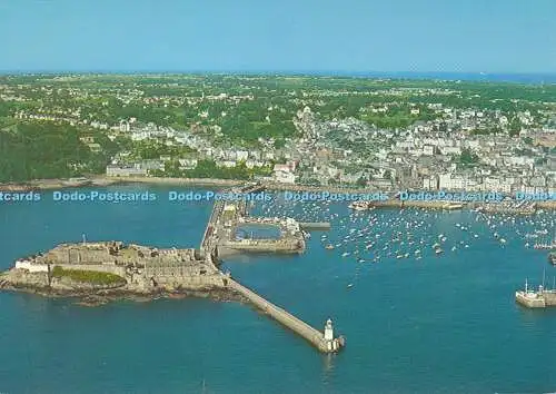 D010253 St. Peter Port Hafen und Castle Cornet aus der Luft. Guernsey. C.I. Jarro