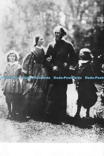 D007241 Alfred und Emily Tennyson mit ihren Kindern Hallam und Lionel im Gar