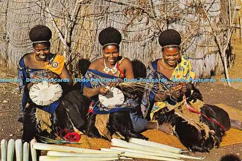 D012959 Swasiland. Frauen stellen Sisalkörbe her. M. G. Hosack