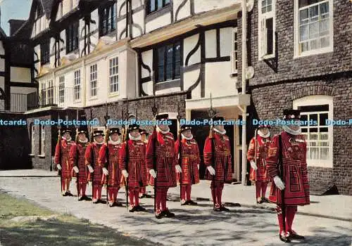 D015368 Tower of London. Yeomen Warders auf feierlicher Kirchenparade. Crown Copyr