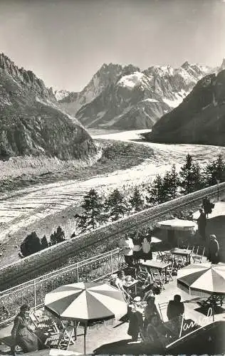 PC52926 Chamonix. La Terrasse de l Hotel du Montenvers la Mer de Glace et les Gr