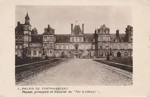 PC52027 Palais de Fontainebleau. Fassade Principale et Escalier du Fer a Cheval.