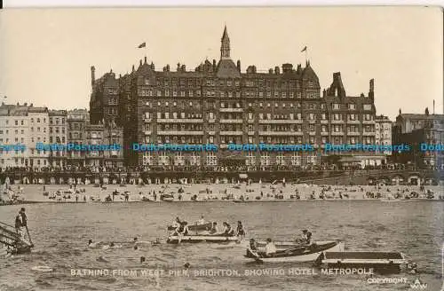 R024907 Baden vom West Pier. Brighton. Hotel-Metropole zeigen. A. W. Wardell