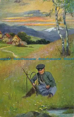 R028508 Alte Postkarte. Ein Mann im Gras