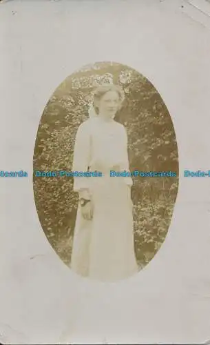 R029192 Alte Postkarte. Frau